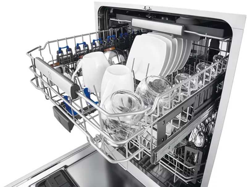 Чистая посудомоечная машина с посудой