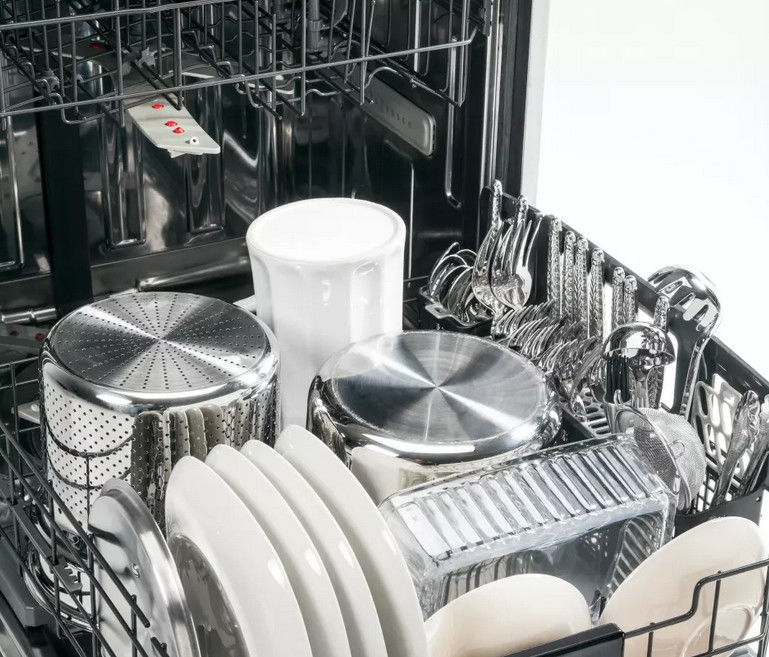 Посудомойка загружена посудой